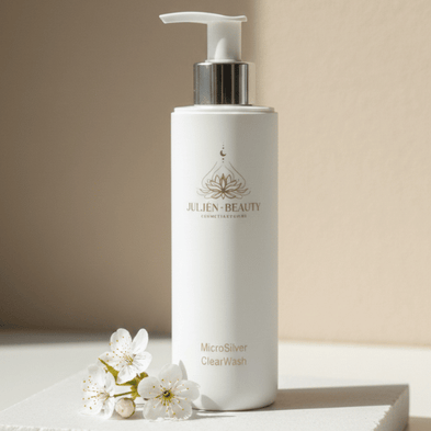 klärendes Gesichtsreinigungsgel mit Mikrosilber in weißer Pumpflasche